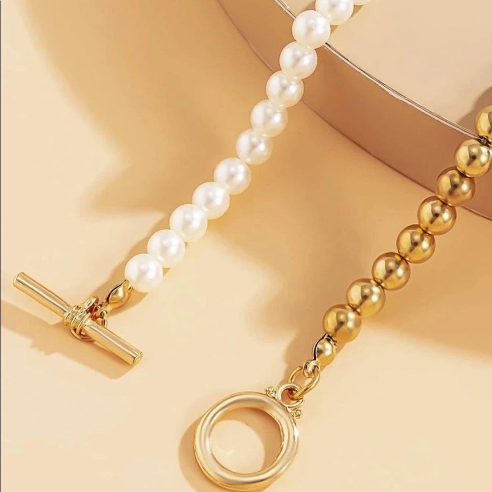 Toggle Clasp Connected Pearl & Gold necklace - Picture 5 of 5